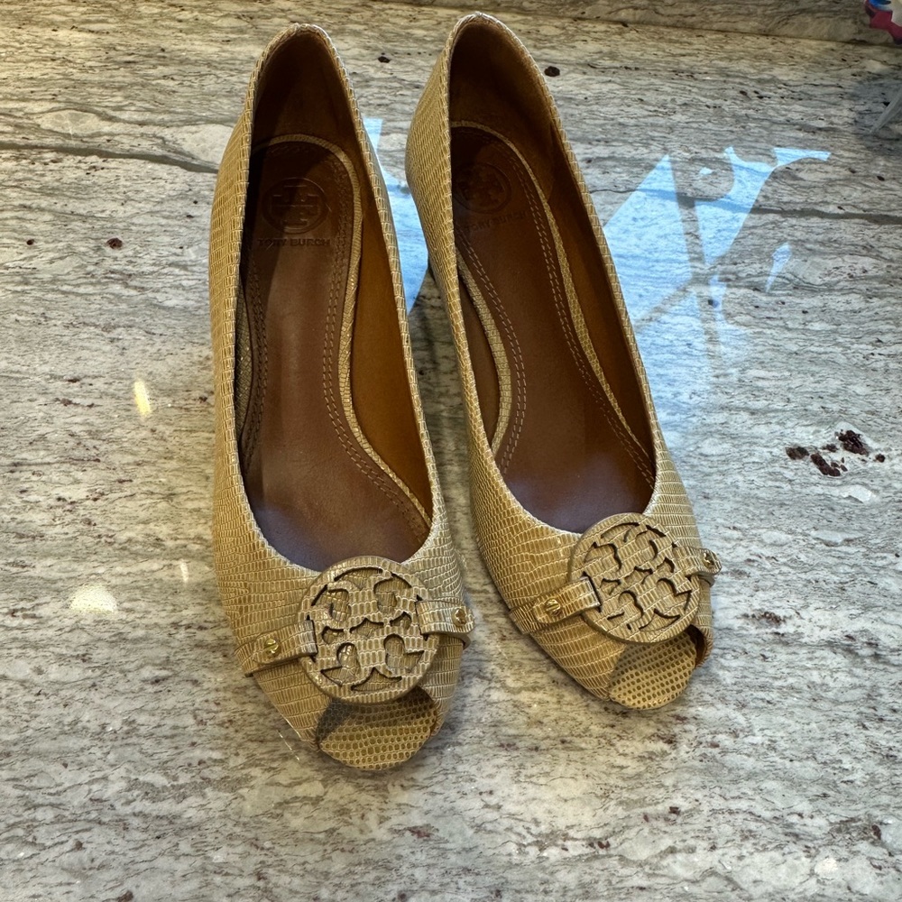 Very gently worn wedges. Pet free smoke free home